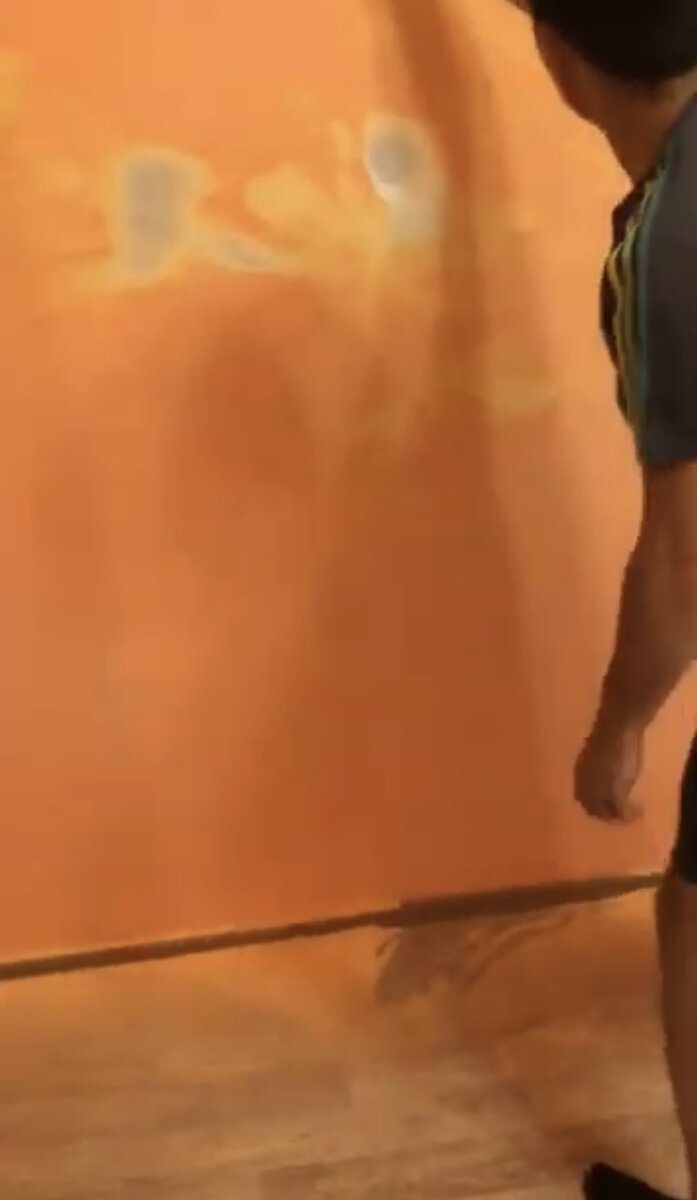 Всю краску мы сняли, подготовили стену