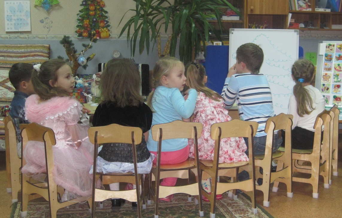 Дети на занятии по подготовке к школе.