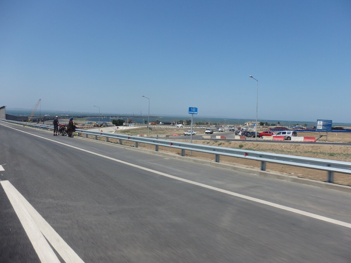 Еще строители кругом