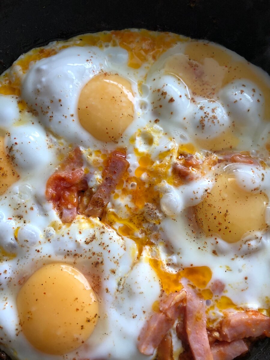 Яичница с ветчиной и помидорами