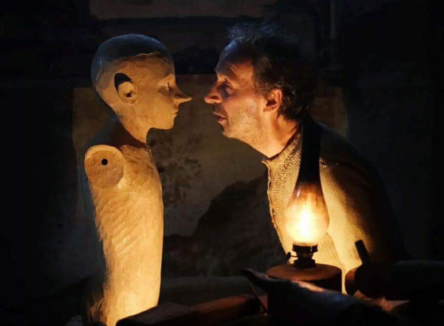 Фрагмент из фильма "Пиноккио" 2020 Папа Карло Роберто Бениньи