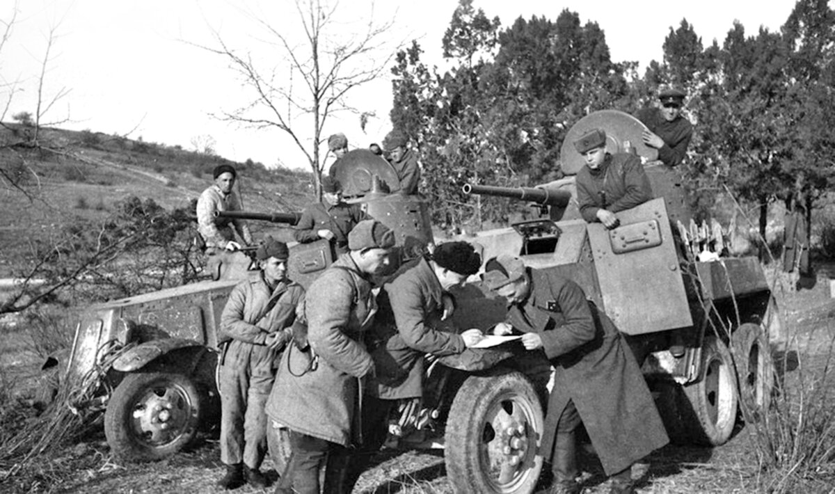 Бронеавтомобили 80-го отдельного разведывательного батальона 25-й стрелковой дивизии. Крым, 29-е ноября 1941 года.