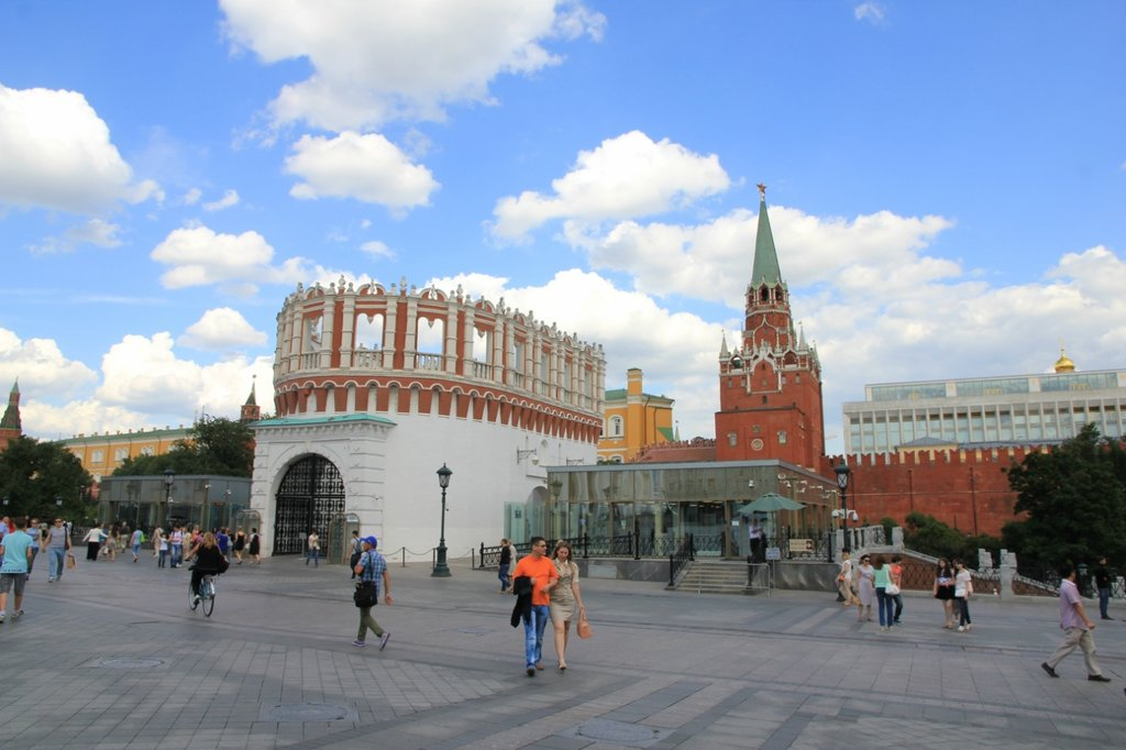 Кассы кремля в александровском саду. Александровский сад Москва Кутафья башня. Достопримечательности Москвы Кутафья башня. Кутафьева башня Кремля. Кутафья башня Московского Кремля метро.