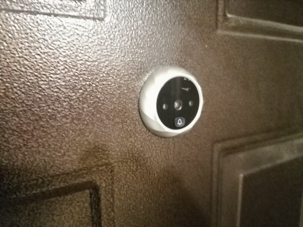 Как снять глазок. Дверь с глазком. Электронный дверной глазок. Металлическая дверь с глазком и кнопкой. Глазок на двери сбоку.