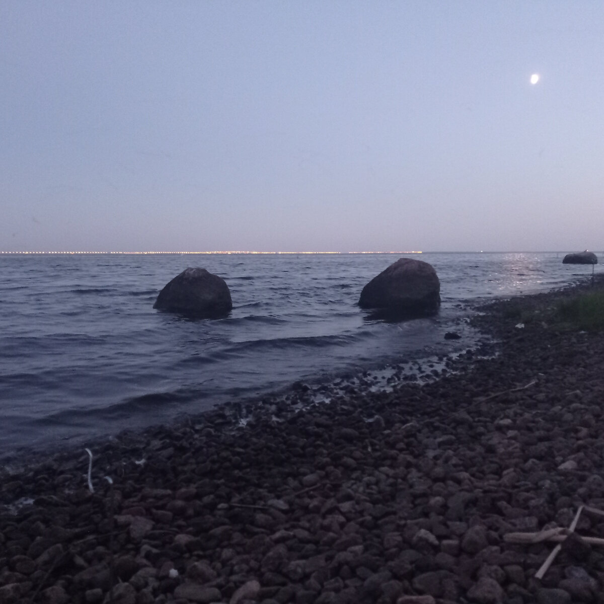 Довольно сильное волнение со стороны дамбы