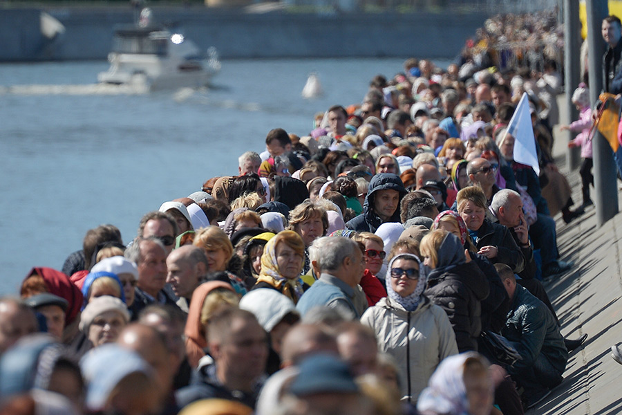 Очередь в Москве к мощам Св. Николая Чудотворца.