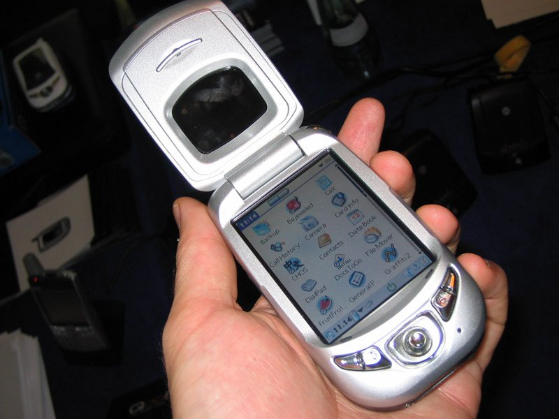 уродливые смартфоны. маленький телефон. необычные телефоны. уродливые смартфоны. дурацкий телефон.