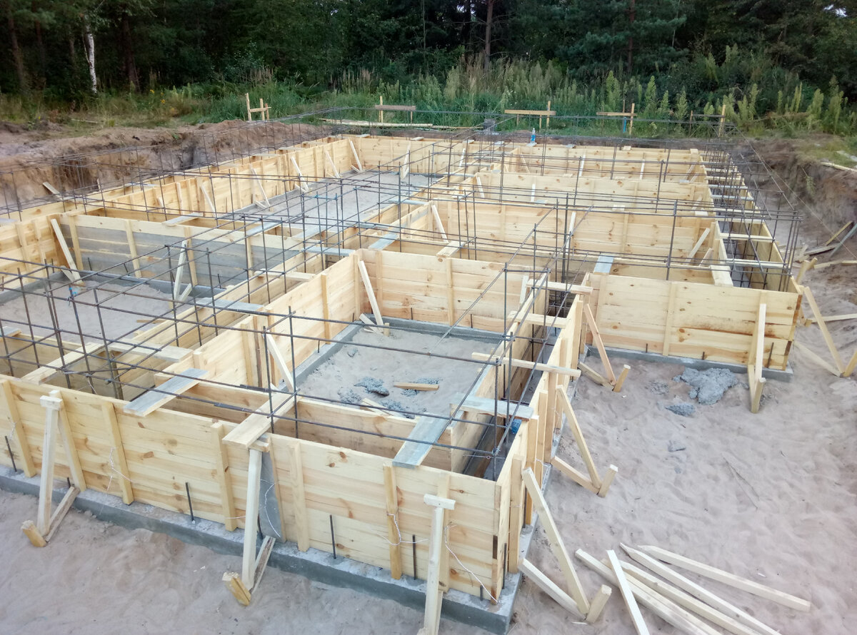 Установка опалубки для фундамента