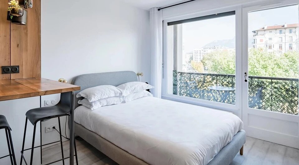 Airbnb. Nero/Annecy Station Quarter City Center Studio