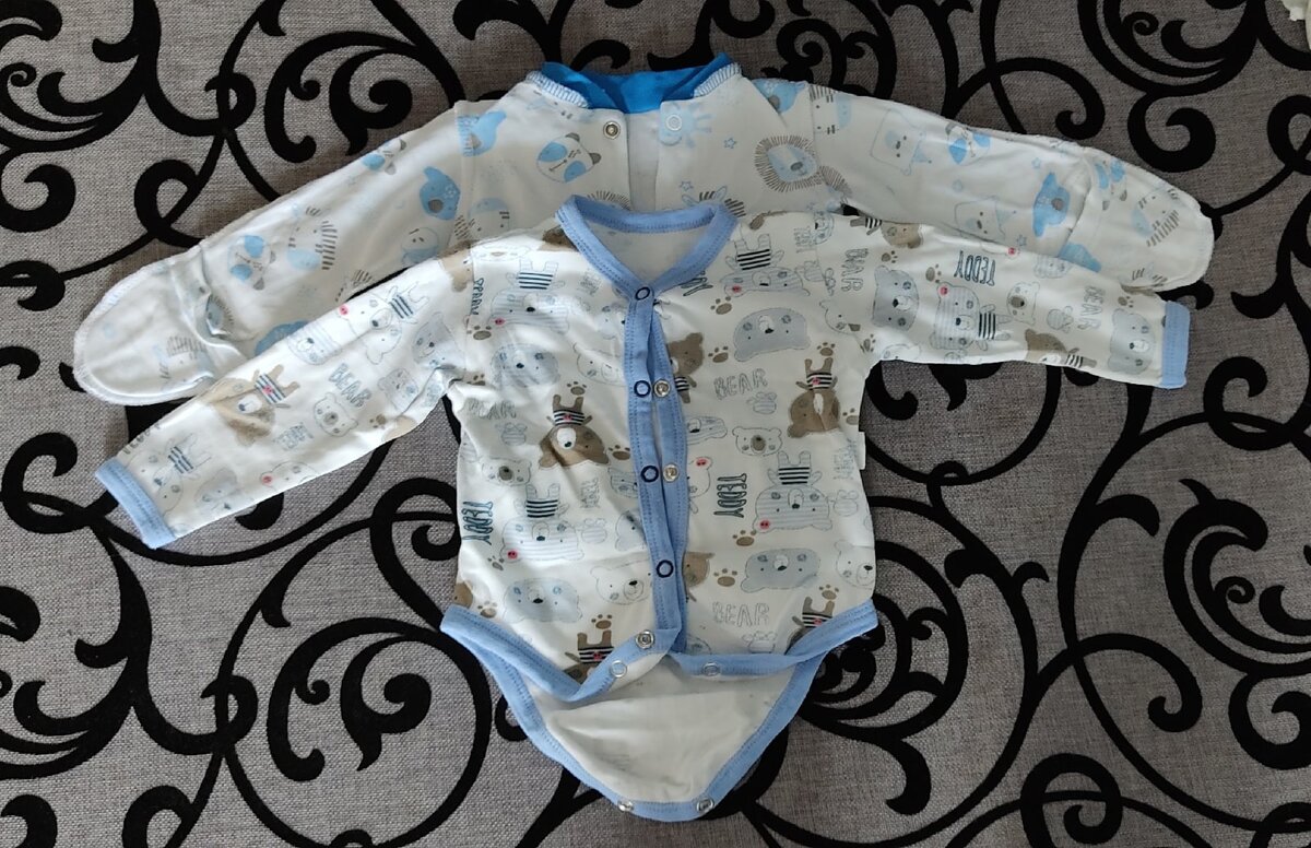 Боди с кнопками посередине. Удобны для малышей, развивают мелкую моторику мамы с детьми постарше: попробуй застегнуть все, пока ребенок не перевернулся и не уполз