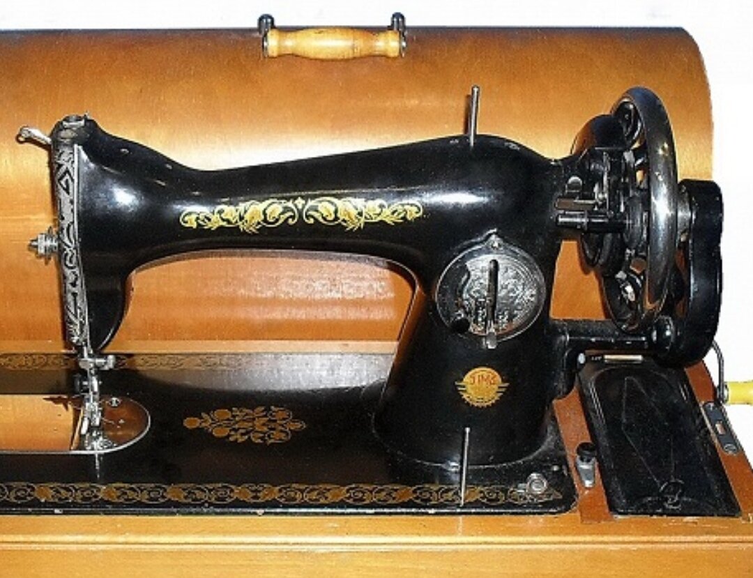 Ручная машинка пмз. Швейная машина. Ручная швейная машинка. Механическая швейная машинка. Подольская швейная машинка ручная.