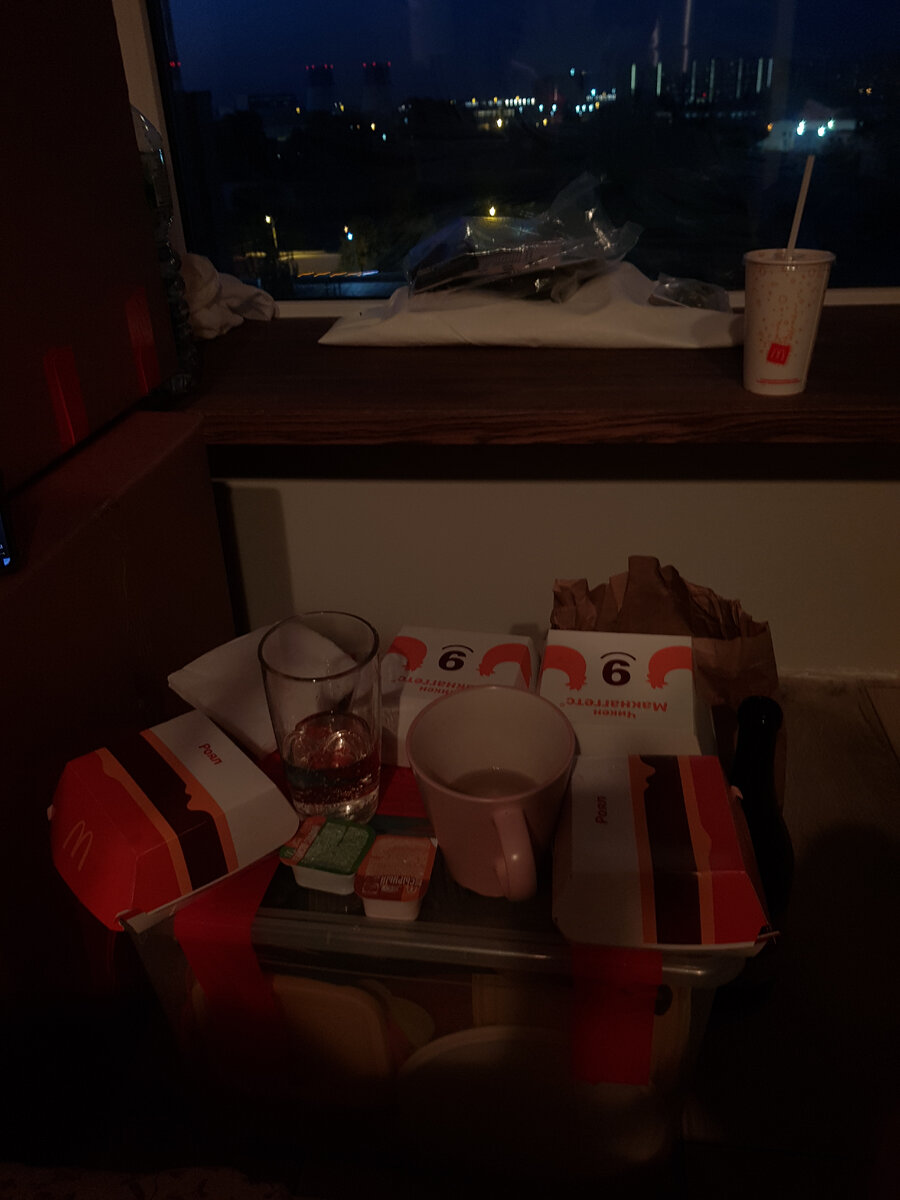 Третий час ночи, мы только что закончили переезд, который длился весь день и это наш первый ужин в новой квартире: Макдоналдс и шампанское :)