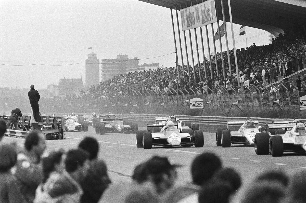 Старт Гран-при Нидерландов 1982 года. В Европе гонки «Формулы-1» в начале 80-х были очень популярны