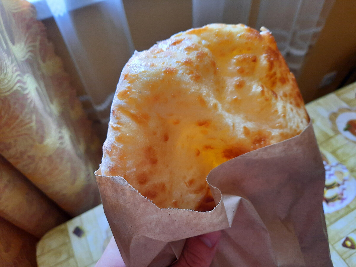 Пирог с картошкой и сыром, тоже очень хорош; 120, что ли, рублей.