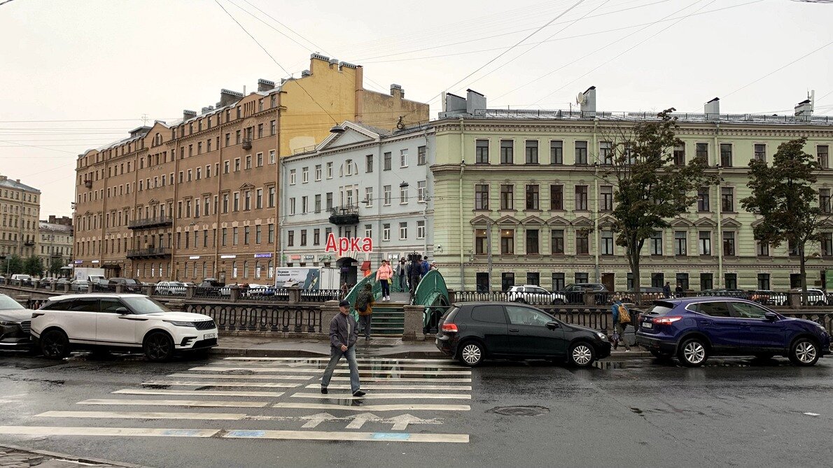 Сенной мост, во времена Достоевского его не было, поэтому все ходили через Кокушкин мост