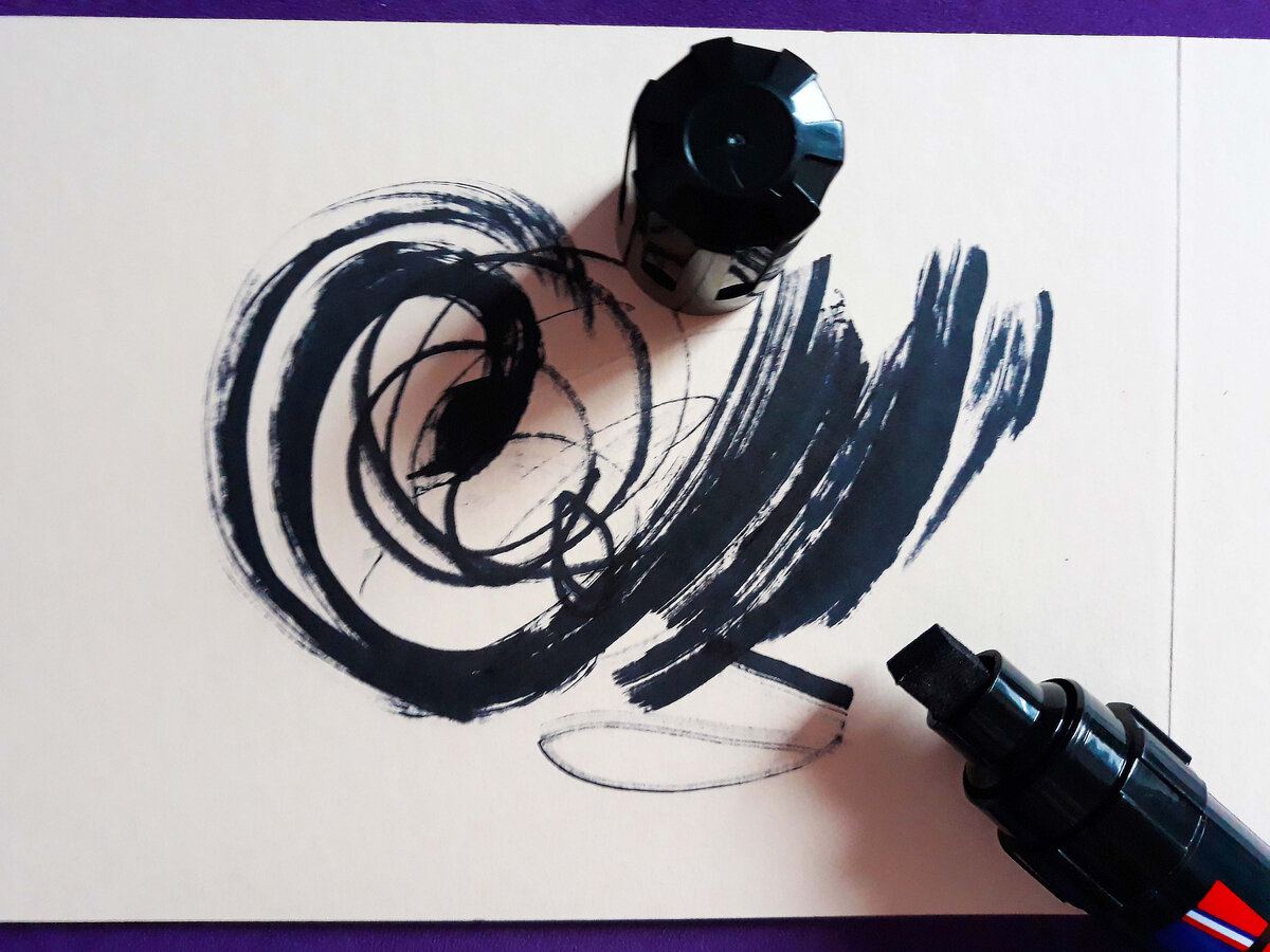 2. Будет неплохо, если толстый черный маркер (или фломастер) будет иметь возможность создавать линии с рваными краями 