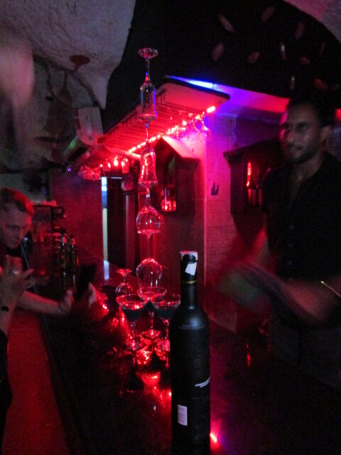  Бармен показывает форусы.