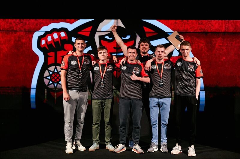 DreamEaters: Krad(ныне играет в Entropiq), Forester(Entropiq), Leo(менеджер Team Unique), zoneR(тренер, ныне тренер forZe School), kinqie, speed4k(оба без команды)