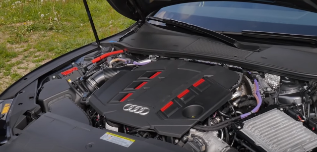 Подкапотное пространство у Audi S7 2020 года.