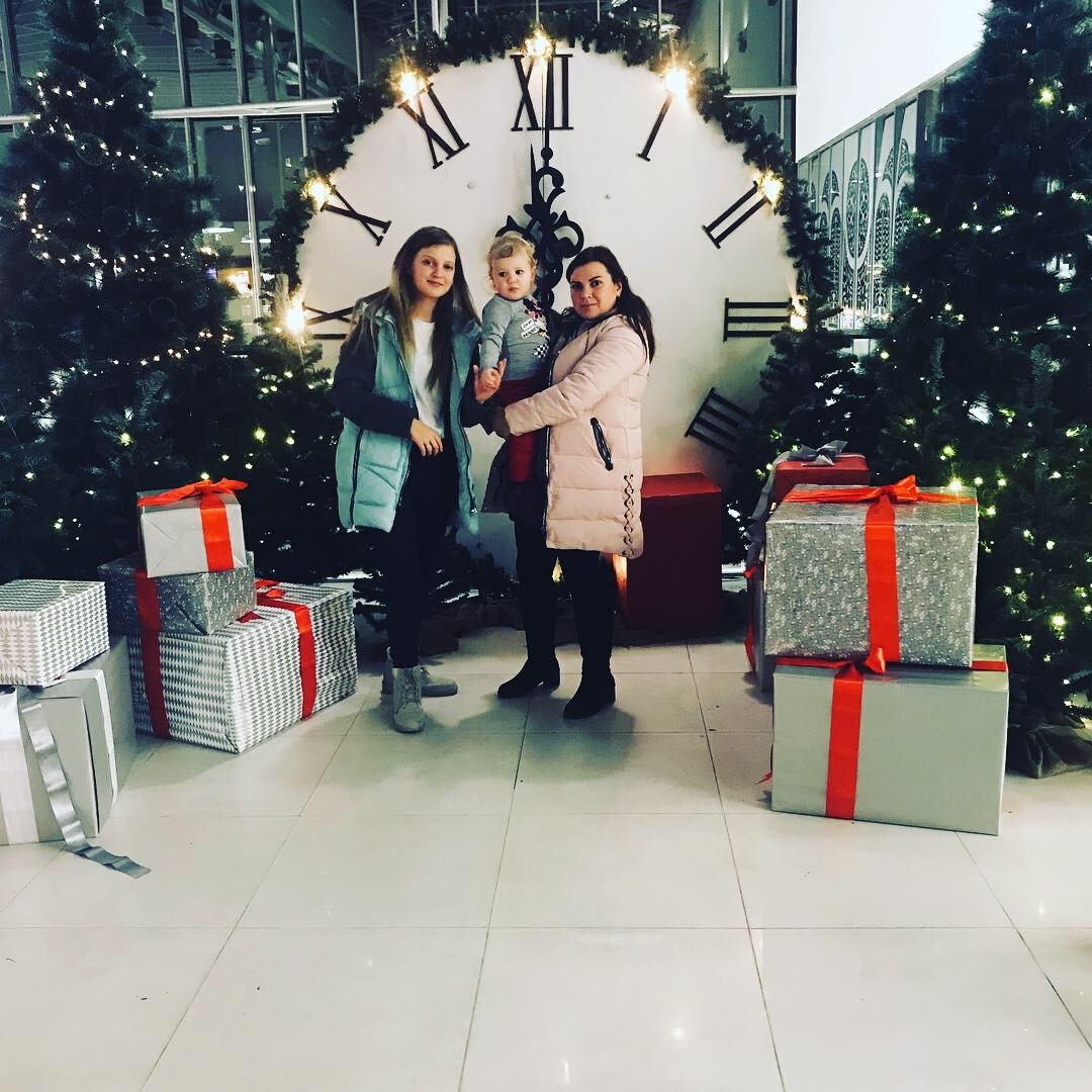 Фото автора с детьми в ТЦ. 