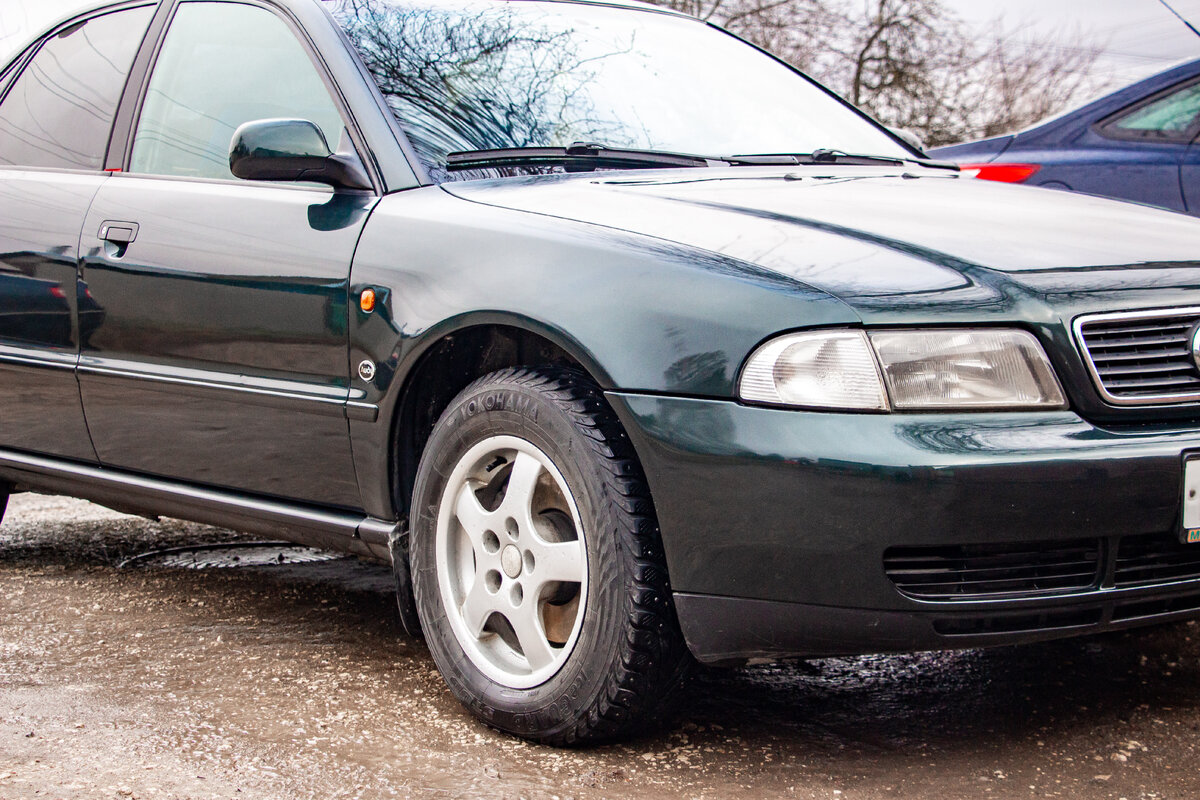 Отец дополнительно промазал антикором металл за подкрылками