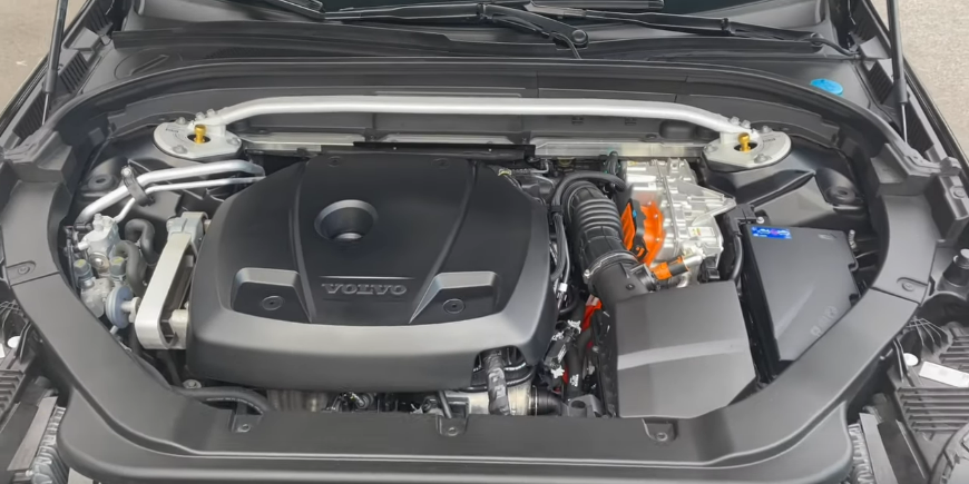 Подкапотное пространство с двигателем Polestar Engineered.