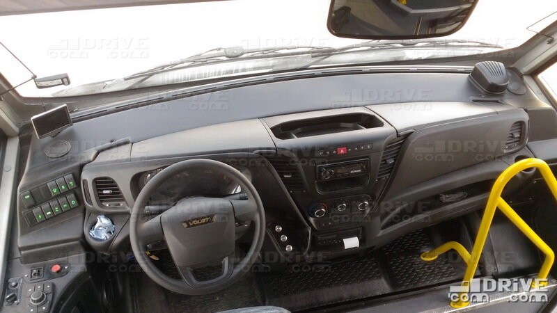 То, что это электробус выдают только три блестящие кнопки справа от руля