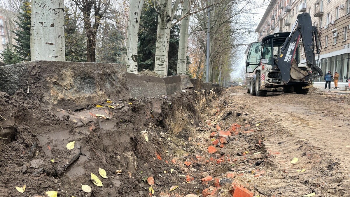     В мэрии Волгограда пояснили, что старая плитка была уложена на песчаное основание. Из-за этого в ходе многолетней эксплуатации пешеходная зона начала постепенно деформироваться.