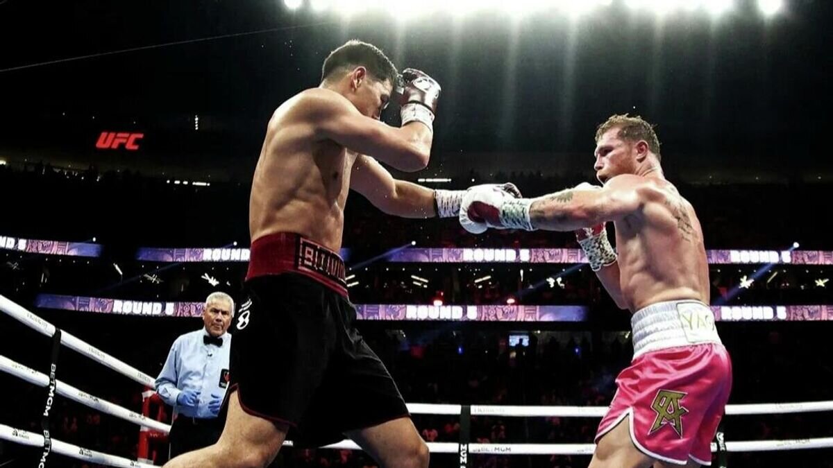   Дмитрий Бивол против Сауля "Канело" Альвареса© Фото : DAZN Boxing