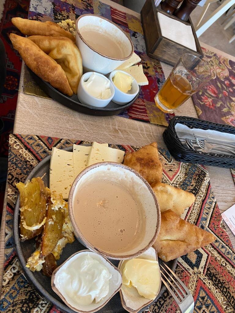 Завтрак в кафе, по центру местный чай соленый.