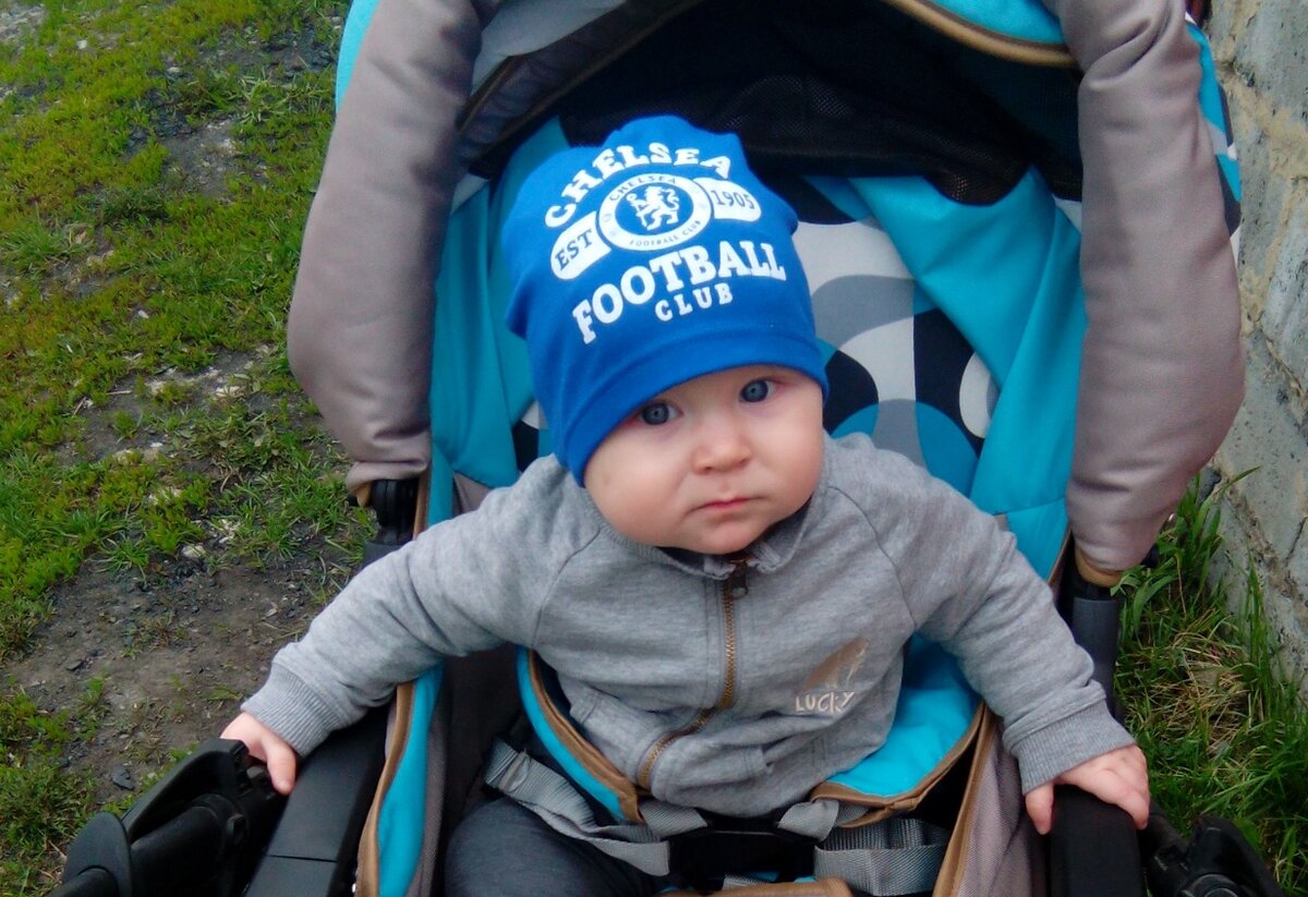 Паша в 2017 году. В синей коляске-трансформере