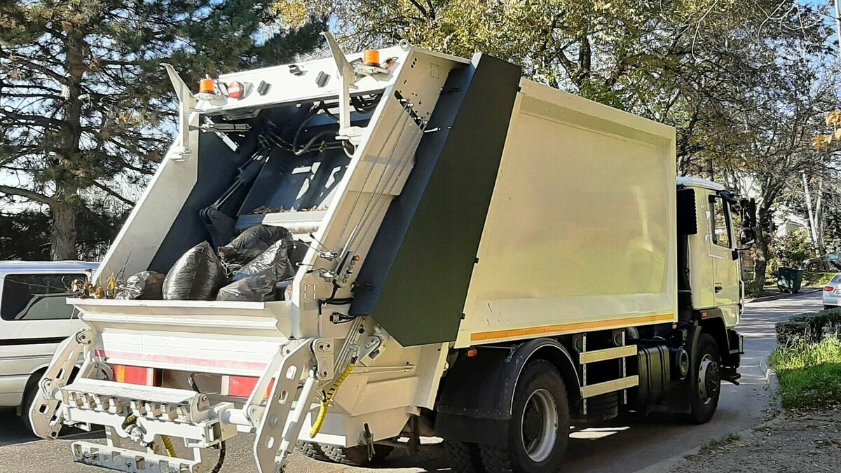     Испытания в деле техника прошла на нескольких маршрутах города Пятигорска. В течение недели машина обслуживала контейнеры для твердых коммунальных отходов, прошла проверку крупногабаритом и листвой.