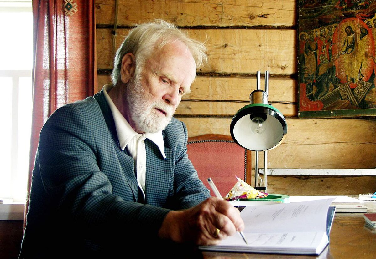 Васи́лий Ива́нович Бело́в (1932-2012) — русский писатель, поэт и сценарист, один из крупнейших представителей «деревенской прозы». Член Союза писателей СССР.