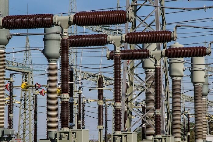 Источник: https://www.reddit.com/r/todayilearned/comments/159r16f/til_the_humming_noise_produced_by_electricity_is + https://www.pexels.com/photo/cable-current-danger-distribution-236089