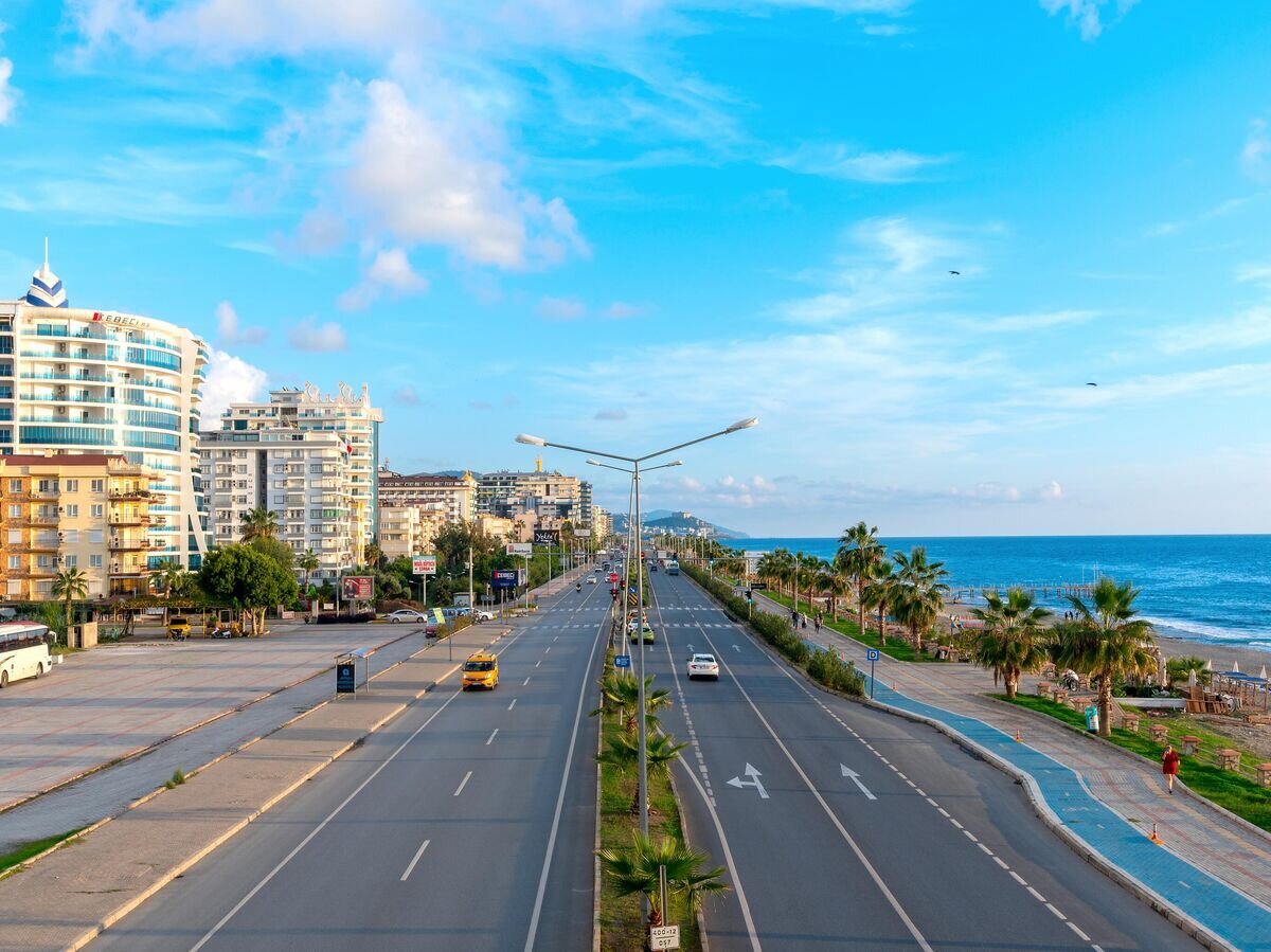    Шоссе в Алании, Турция© iStock.com / Svetlana Sultanaeva