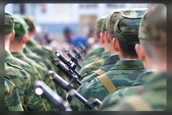 15 августа - iatochka.news. Психолог рассказала об эмоциональном состоянии военнослужащих, которые возвращаются к мирной жизни после зоны боевых действий. И эта проблема напрямую затрагивает их родных и близких, которые так переживали и ждали своих ребят.

Фото: пресс-служба комитета по труду и занятости населения Ленинградской области

«Точка» спросила у психолога Нины Алешкиной, с какими основными трудностями сталкиваются вернувшиеся бойцы и их родные.

«Война это вообще очень сложная тема. Когда человек находится в горячей точке, то он в сильнейшем напряжении. Любой человек после периода напряжения начинает «сбоить» — это неоднозначные реакции, может довольно быстро впасть в пассивную или активную агрессию», - рассказала она.

По словам специалиста, у вернувшихся из зоны СВО может проявляться резкая смена настроения, нарушения сна, низкая концентрация внимания, частый уход в свои мысли, ощущение ненужности.

Один из пациентов психолога несколько лет назад боролся с террористами в Сирии, а сейчас — с украинскими националистами в зоне СВО. Когда он приезжал домой к родным, у него проявлялись психическая неустойчивость, вспыльчивость, вспышки гнева.

«С одной стороны, он хочет говорить о войне, смотреть новости, говорить о ней, с другой стороны, он не терпит никаких дискуссий, его это ранит. Он готов только, чтобы выслушивали его рассказы. Он чувствует себя уязвленным, ненужным здесь, в миру, все время защищается, а тут как будто защищаться не от кого. У него ощущение, что ему тут нет места», - рассказала она.

При этом далеко не все готовы обращаться к специалистам за помощью.

«Ребята не все проходят реабилитацию, несмотря на то, что им рекомендуют. Они даже не все покидают горячие точки, несмотря на то, если им рекомендовали покинуть, например, из-за контузии, и зачастую остаются с командой. В принципе, люди не сильно верят, что им нужна реабилитация даже после таких травмирующих событий», - пояснила она. 

Говоря в целом о последствиях участия в боевых действиях, Нина Алешкина отметила проблемы с употреблением алкоголя, наркотиков. 

«Я ни в коем случае не говорю, что все вернувшиеся это употребляют, но это имеет место быть — людям плохо, у нас не сильно развита реабилитация», - добавила она.

Эксперт уверена, что в психологической помощи всегда нуждаются и родственники бойцов.

«Надо понимать, что люди, у которых муж, сын участвуют в военных действиях, то они постоянно находятся в переживании, проживании событий, пусть косвенно, но они следят за новостями, все время об этом думают. Они ждут от него весточки — это «благоприятная» среда для сильной тревожности. И абсолютно точно они нуждаются в помощи, когда близкий человек находится в перманентно опасной ситуации, и естественно, после», - пояснила она.

«Точка» направила запрос в аппарат вице-губернатора Анны Данилюк с просьбой рассказать подробнее, что планируется делать для реабилитации вернувшихся участников СВО.

В мае «Точка» писала, что Госдума может рассмотреть возможность для участников спецоперации поступать в вузы без вступительных экзаменов.

Подписывайтесь и читайте нас в удобном формате в соцсетях: ВКОНТАКТЕ, ДЗЕН и ТЕЛЕГРАМ.