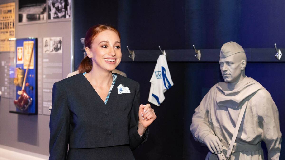    Генеральный директор Выставочного центра «Музей «Динамо» Наталья Малинова на экспозиции, посвященной истории знаменитой арены. В музее можно ознакомиться с этапами развития стадиона, который отмечает в этом году 95-летие / Фото: пресс-служба музея Динамо