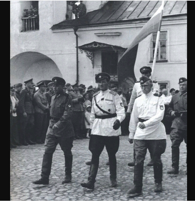 Власов русская освободительная армия. Власовцы предатели. Парад РОА 1943. Парад РОА Псков 1943.