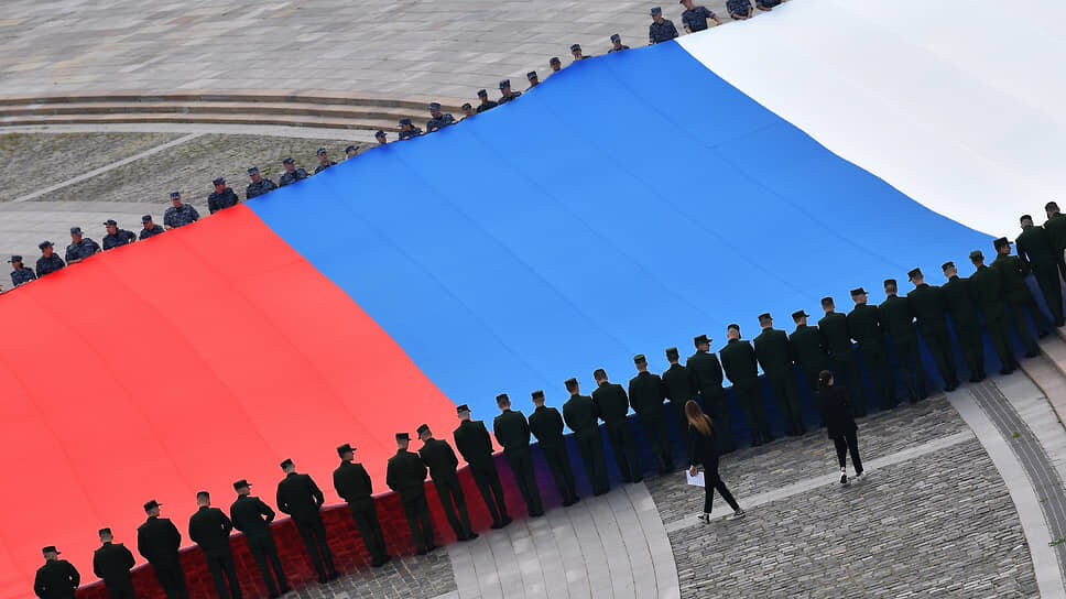    Москва. Российский флаг во время флешмоба на площади Победителей Антон Новодерёжкин/Коммерсантъ
