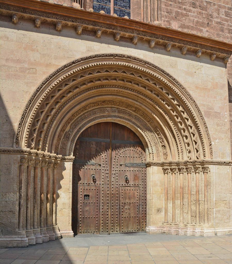 Портал в архитектуре. Портал в архитектуре. Полуциркульные арки в романском стиле. Романский собор арка полуциркульная. Романские арки собора.