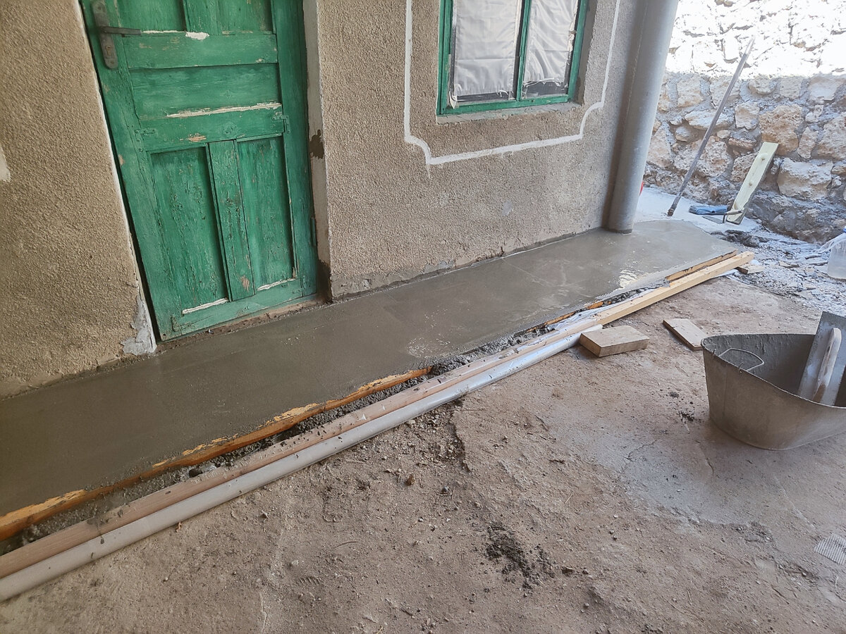 Дверь, которая ведёт в котельную основного дома, перед ней площадка с погребом и сараем