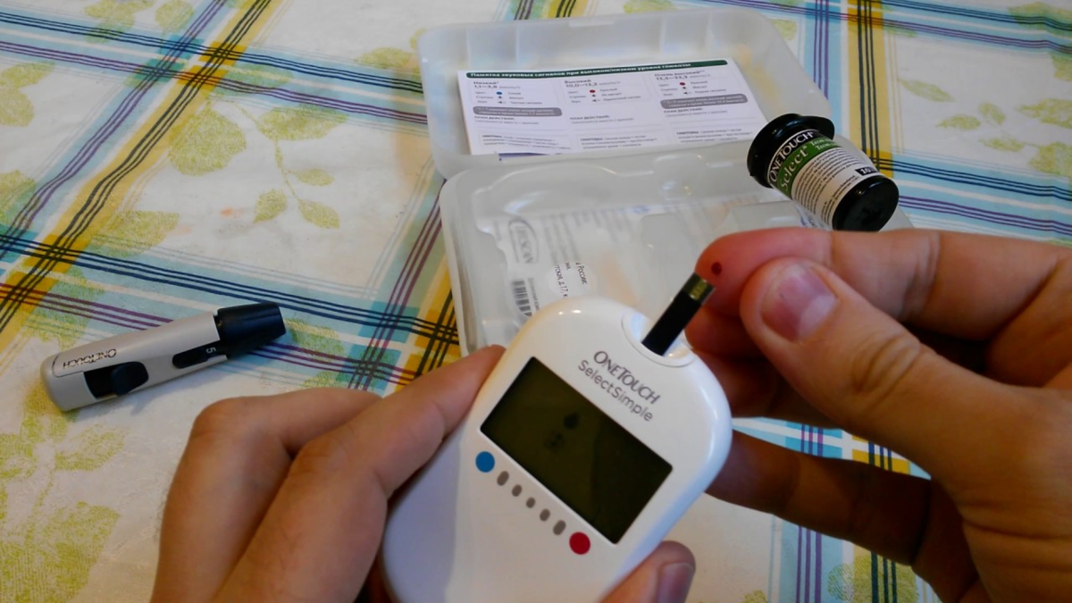 Измерение сахара в крови. Измерение сахара в крови глюкометром. Сахарный диабет глюкометр. Электрохимический глюкометр.