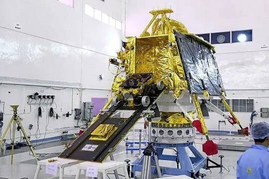    ISRO: поверхность Луны оказалась неожиданно горячей