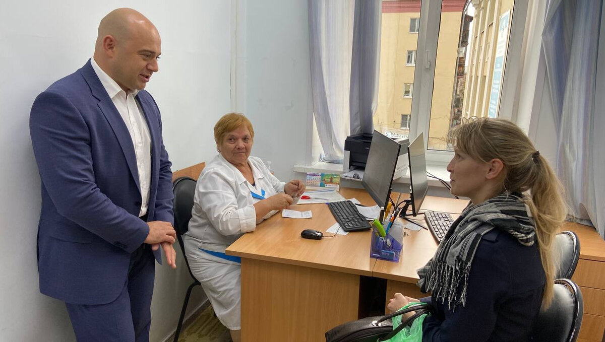     В ГКБ №2 Ижевска наблюдаются очереди на прием к врачу, а также недовольство пациентов порядком выдачи рецептов на льготные препараты. Такие проблемы во время проверки работы больницы выявил 1-й заместитель министра здравоохранения Удмуртии Сергей Багин, сообщив результаты в своем Телеграм-канале.