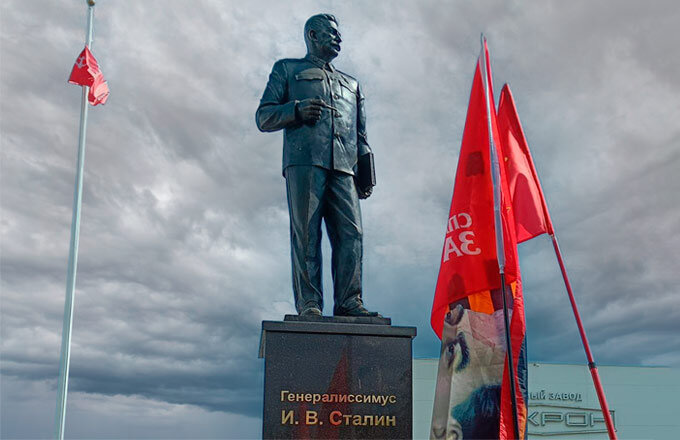 В Великих Луках на территории завода «Микрон» торжественно открыли и освятили 8-метровый памятник Вождю народов, генералиссимусу Иосифу Сталину