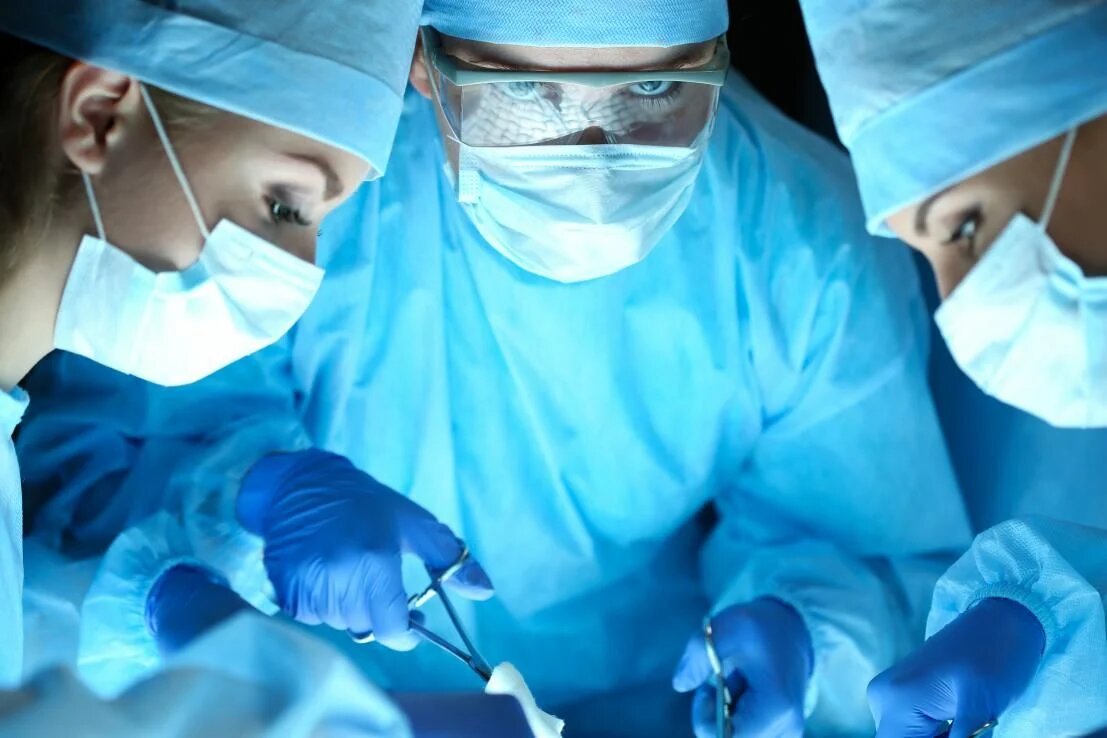Женщина хирург оперирует