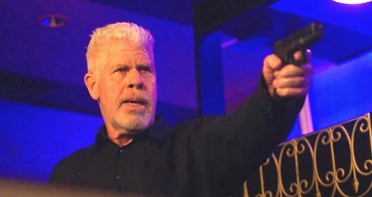 Могучий старик могуч во всём. Вот в прошлом году 73-летний Рон Перлман женился во второй раз. На голливудской блондинке Эллисон Донбар, которая младше него на четверть века. 