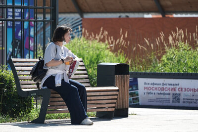    Женщина отдыхает на лавочке ©Пелагия Тихонова РИАМО