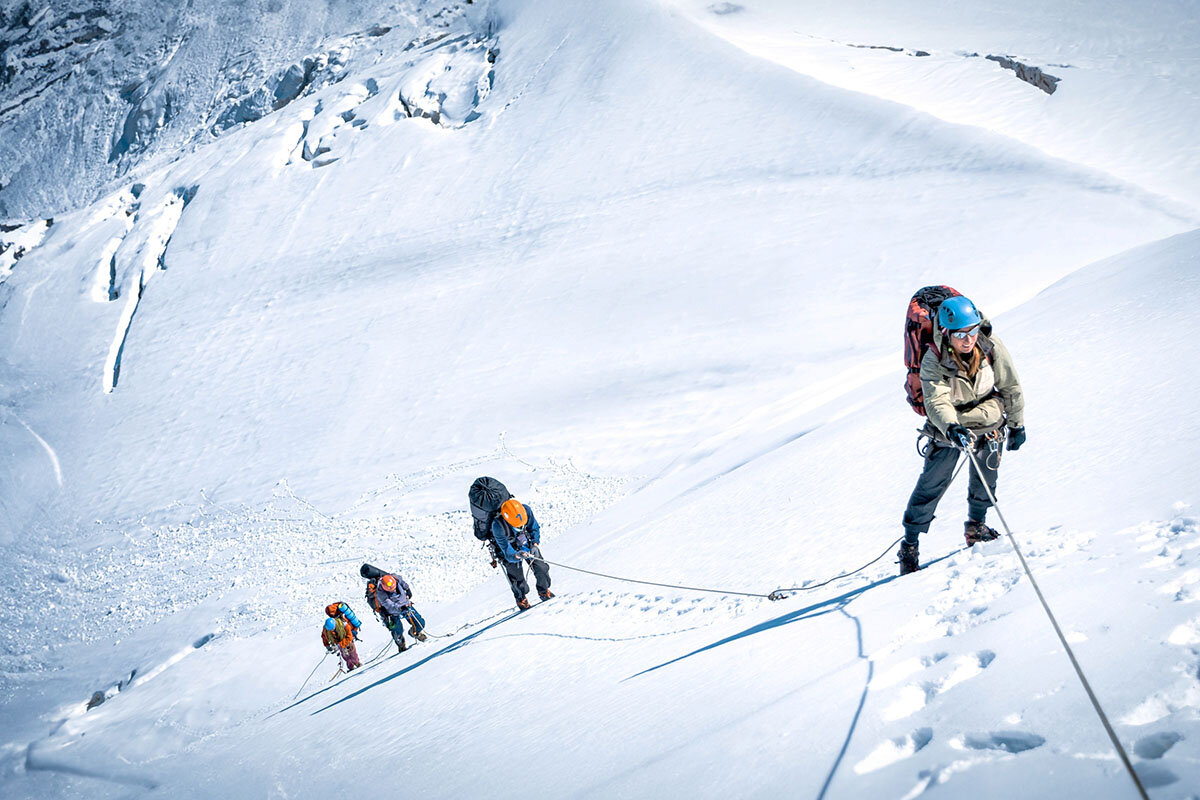    Альпинисты восходят на гору группами