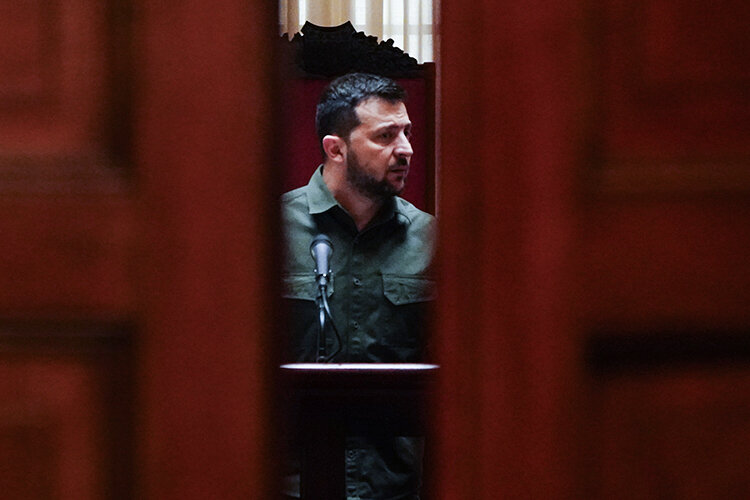    Несмотря на то что объективно ВСУ вынуждены сворачивать боевые действия из-за больших потерь как в личном составе, так и в материально-техническом, Владимир Зеленский в интервью телеканалу СBS заявил, что боевые действия будут продолжены в любом случае Фото: © Shawn Thew - CNP / Consolidated News Photos / www.globallookpress.com